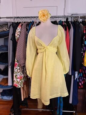 Banana Republic Pale Yellow Twist Front Long Sleeve Dress